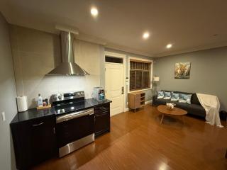 Newly Furnished Home with 3 rooms, 2 shared bathrooms and shared common space - Vancouver - 2