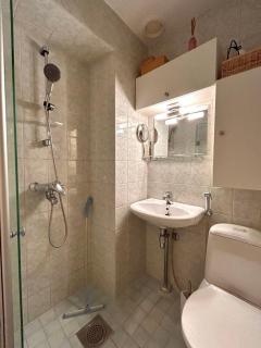 Cozy Top-Floor Studio in Trendy Punavuori, Quiet & Central - Helsinki - 3
