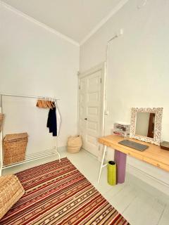 Cozy Top-Floor Studio in Trendy Punavuori, Quiet & Central - Helsinki - 2
