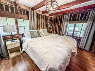 Historic Lakefront Log Cabin4bd3badockfirepit - Camdenton - 2