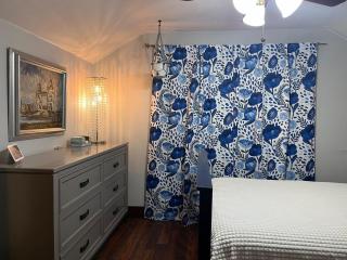 Charming hideaway close to downtown - La Crosse - 8