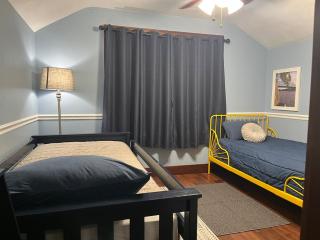 Charming hideaway close to downtown - La Crosse - 6
