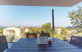 3 Bedroom Beautiful Apartment In Drenje - 2