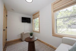 BrookHaus - Modern Cabin Stay at Harvard Brook - 5