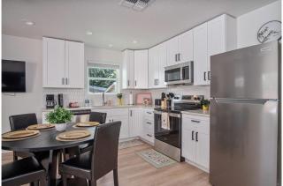 Historic Comfort 2BR1BA Guesthouse Near Riverwalk - 4