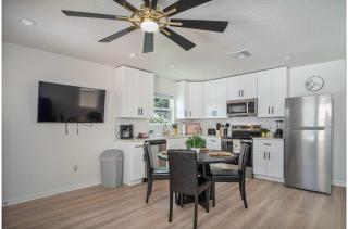 Historic Comfort 2BR1BA Guesthouse Near Riverwalk - San Antonio - 2