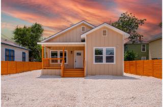 Generous 4BR3BA Charmer Near Glorius Downtown - San Antonio - 0
