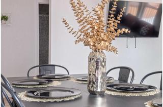 Generous 4BR3BA Charmer Near Glorius Downtown - 3