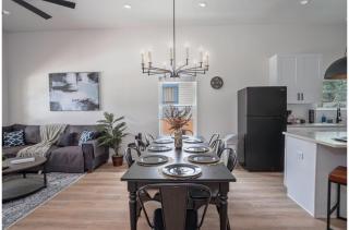 Generous 4BR3BA Charmer Near Glorius Downtown - San Antonio - 2
