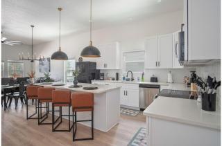 Generous 4BR3BA Charmer Near Glorius Downtown - San Antonio - 1