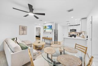 Modern Luxe Hideaway - 9