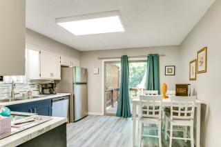 Shop, Dine and Unwind Walkable Overland Park Home - Overland Park - 5