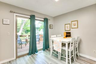 Shop, Dine and Unwind Walkable Overland Park Home - Overland Park - 4