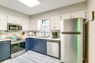 Shop, Dine and Unwind Walkable Overland Park Home - 3