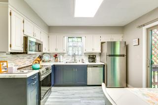 Shop, Dine and Unwind Walkable Overland Park Home - Overland Park - 2