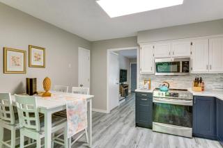 Shop, Dine and Unwind Walkable Overland Park Home - Overland Park - 1