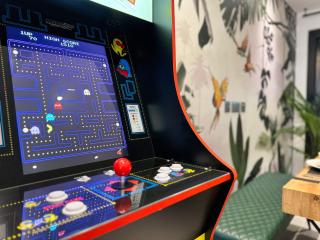 London Queen's Park with cinema & gaming room - London - 3