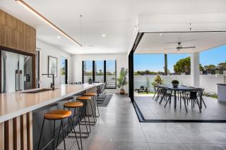 Luxe Capri Villa Heated Pool 850m to the Beach - Gold Coast - 9