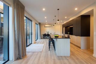 Hayes Chalet, Alpine Escape 5BR Stay - 5