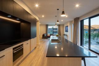 Hayes Chalet, Alpine Escape 5BR Stay - 4
