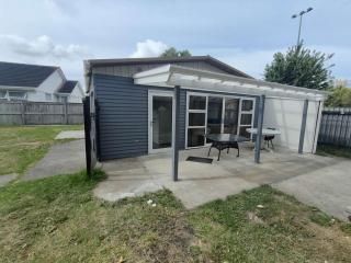 Small 3 bedroom Garden Chalet B - Auckland - 6