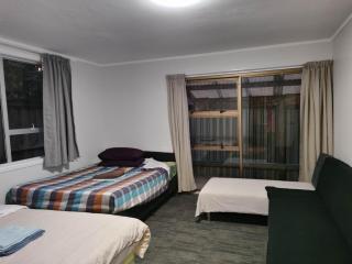 Small 3 bedroom Garden Chalet B - Auckland - 4