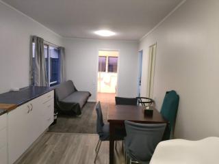 Small 3 bedroom Garden Chalet B - Auckland - 3