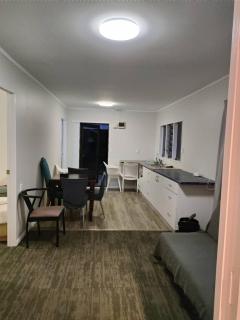 Small 3 bedroom Garden Chalet B - Auckland - 2