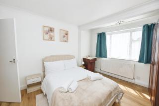 Guest House in Harrow - Pinner - 8