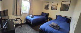 THE LAW - 4 Rooms 5 Beds with TV's and Fans, BRAND NEW FURNITURE, FRESHLY REDECORATED Rooms JUNE 2025, Free Parking, Fully Equipped, Group Favourite, 5 mins TO CENTRE - Long Stays, INVOICE and REDUCED PRICE are only by SUNRISE SHORT LETS Dundee - Dundee - 7