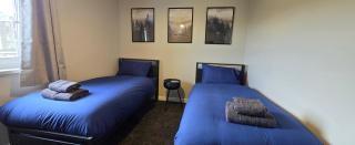 THE LAW - 4 Rooms 5 Beds with TV's and Fans, BRAND NEW FURNITURE, FRESHLY REDECORATED Rooms JUNE 2025, Free Parking, Fully Equipped, Group Favourite, 5 mins TO CENTRE - Long Stays, INVOICE and REDUCED PRICE are only by SUNRISE SHORT LETS Dundee - Dundee - 8