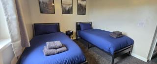 THE LAW - 4 Rooms 5 Beds with TV's and Fans, BRAND NEW FURNITURE, FRESHLY REDECORATED Rooms JUNE 2025, Free Parking, Fully Equipped, Group Favourite, 5 mins TO CENTRE - Long Stays, INVOICE and REDUCED PRICE are only by SUNRISE SHORT LETS Dundee - Dundee - 9