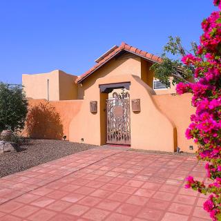 King beds | Fast 5G Wifi | 75in TVs | You're home! - Phoenix - 1