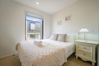 Chic 2-Bedroom Retreat in Grey Lynn Minutes to CBD - Auckland - 1