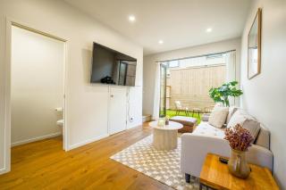 Chic 2-Bedroom Retreat in Grey Lynn Minutes to CBD - Auckland - 8