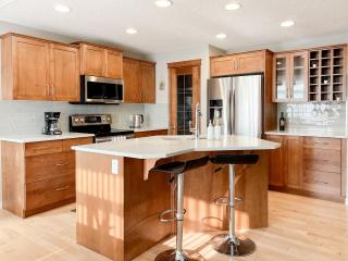Serene and Secure Home Sweet Home with Office, 15 min to Airport, 20 min to Downtown, 90 min to Banff - 3