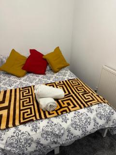Super Deluxe Living in 4 Bedroom 5 Bed House with Free Parking - Birmingham - 4
