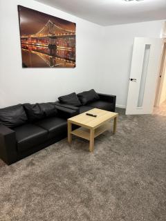 Super Deluxe Living in 4 Bedroom 5 Bed House with Free Parking - Birmingham - 2