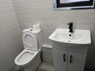 Super Deluxe Living in 4 Bedroom 5 Bed House with Free Parking - Birmingham - 1