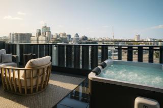 Melbourne private spa pool gym and parking Sleeps 6 - Melbourne - 0