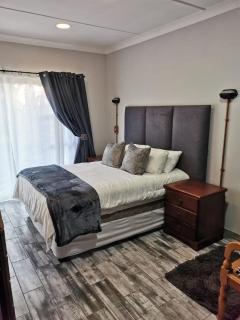 Modern Comfort at 44 Biddulph - Harrismith - 5