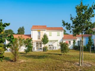 Holiday Home in France's Cozy Park - Talmont-Saint-Hilaire - 0