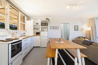Lakeview Apartment - Great Location! - 4