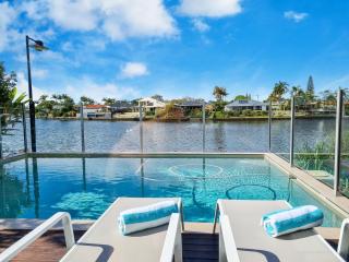 Luxurious Waterfront Paradise Stunning Views - Kawana Waters - 9