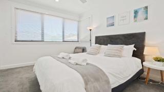 Sea & Sun Beach House - Direct Beach Access - Budgewoi - 2