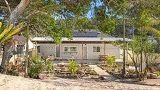 Cute Beach Cottage - Absolute Beach Front - Budgewoi - 0