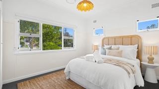 Cute Beach Cottage - Absolute Beach Front - Budgewoi - 3