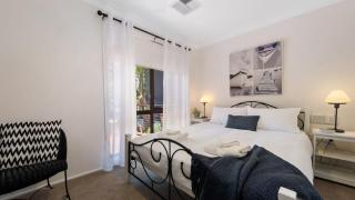 The Lake House - Luxury home with Pool - Berkeley Vale - 6