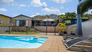 The Lake House - Luxury home with Pool - Berkeley Vale - 9