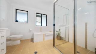 The Lake House - Luxury home with Pool - Berkeley Vale - 3